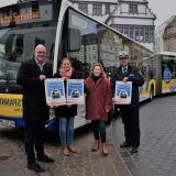 Uwe Seibel (Werbegemeinschaft Paderborn), Jennifer Jordan (PaderSprinter GmbH), Dania Tölle (Radio Hochstift) und Peter Gall (Polizei Paderborn) sensibilisieren die Bevölkerung für das Thema Taschendiebstahl