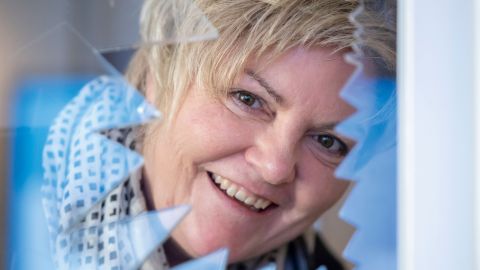 Prevention expert Elke Döhler looks through a shattered pane of glass in the new showroom.