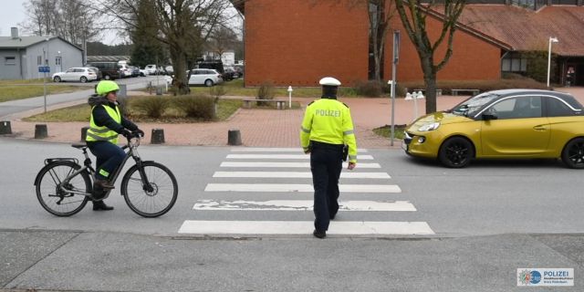 Überqueren eines Zebrastreifens