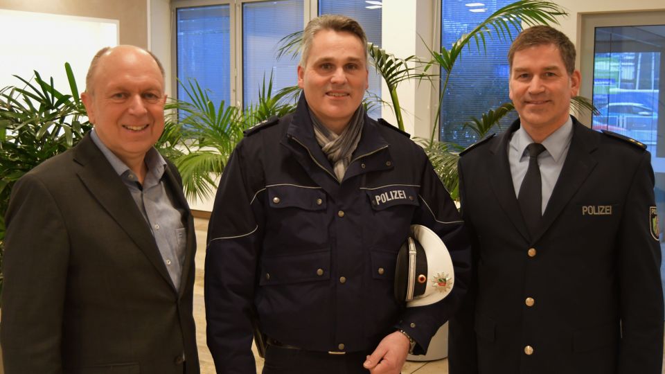 Neuer Bezirksdienstbeamter Mirko Sibille (M.), gemeinsam mit Behördenleiter Christoph Rüther und Polizeioberrat Philipp Meiners (r.).