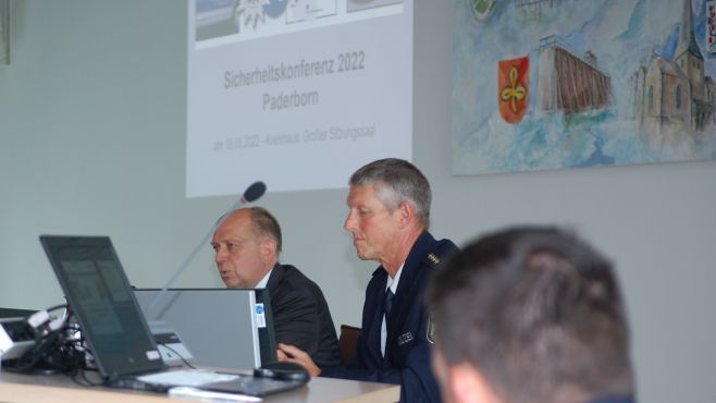 Landrat Christoph Rüther (l.) und Leitender Polizeidirektor Ulrich Ettler führten durch die Konferenz
